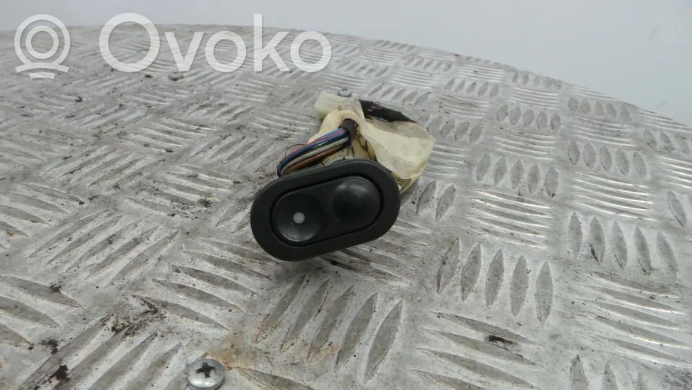 Opel Corsa B Ramka przycisków otwierania szyby drzwi przednich 