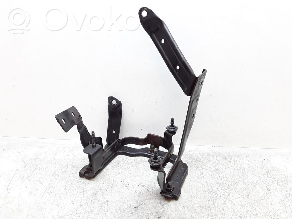 Volvo V50 Power steering pump mounting bracket 