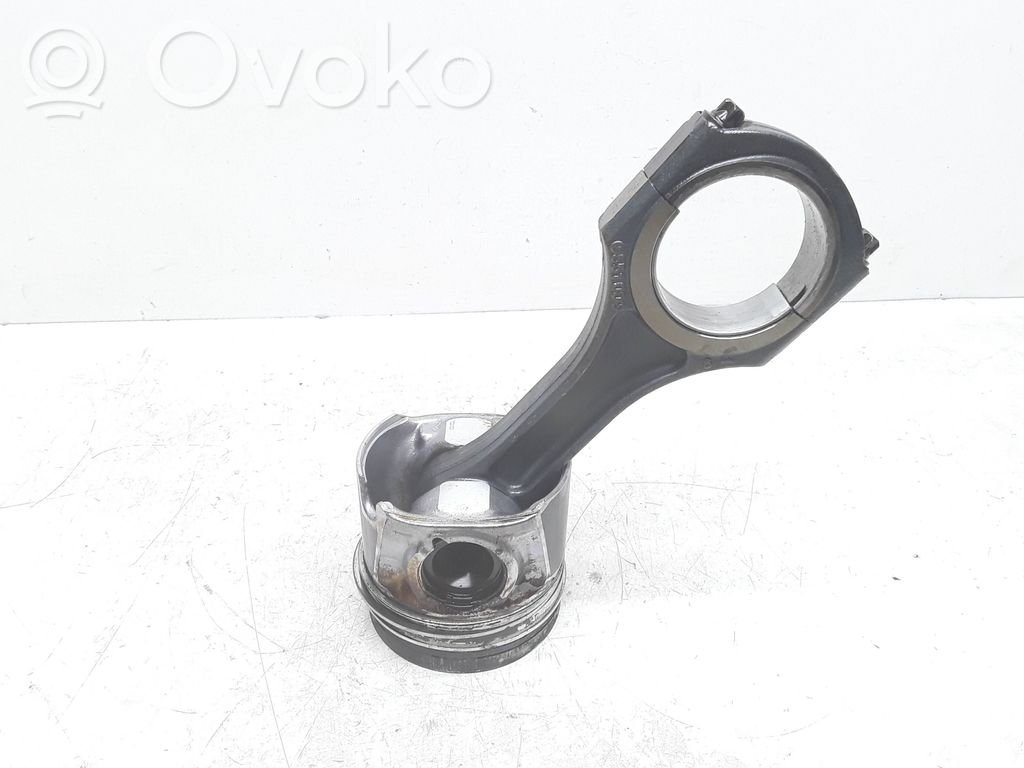 Mercedes-Benz C W204 Piston cu bielă 