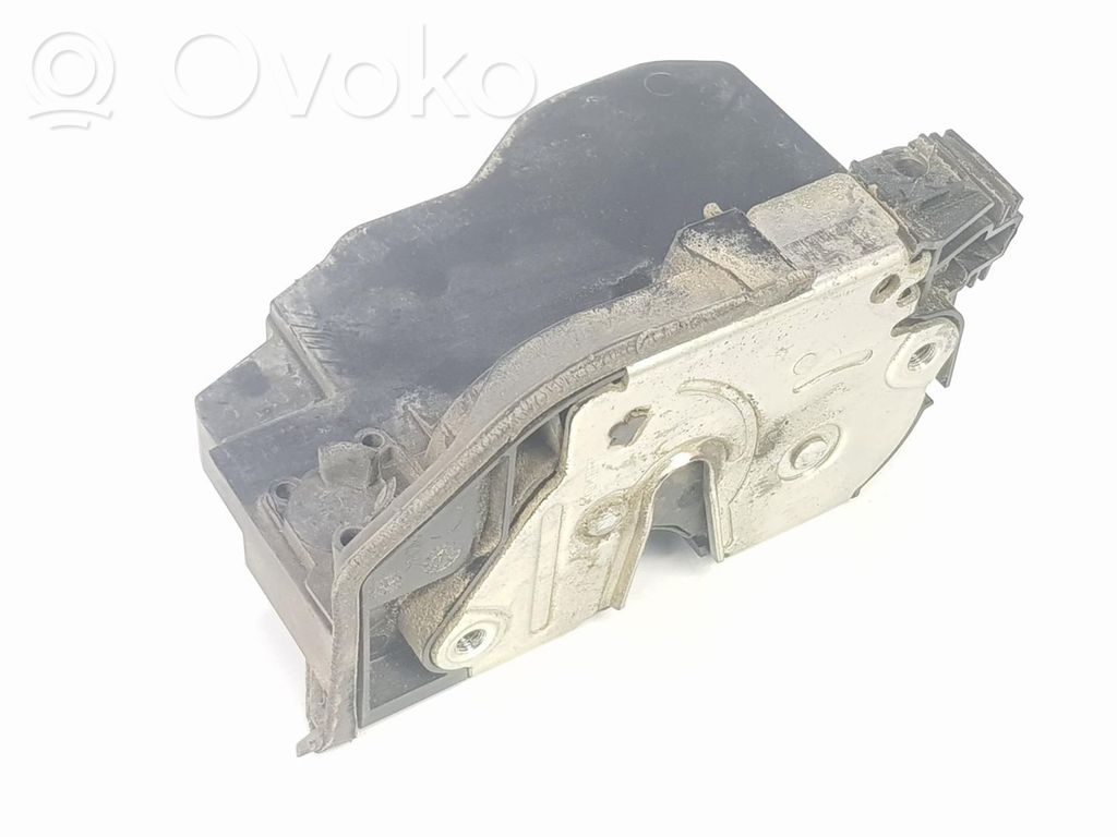 Priekšpusē slēdzene   51217167074,51217202146