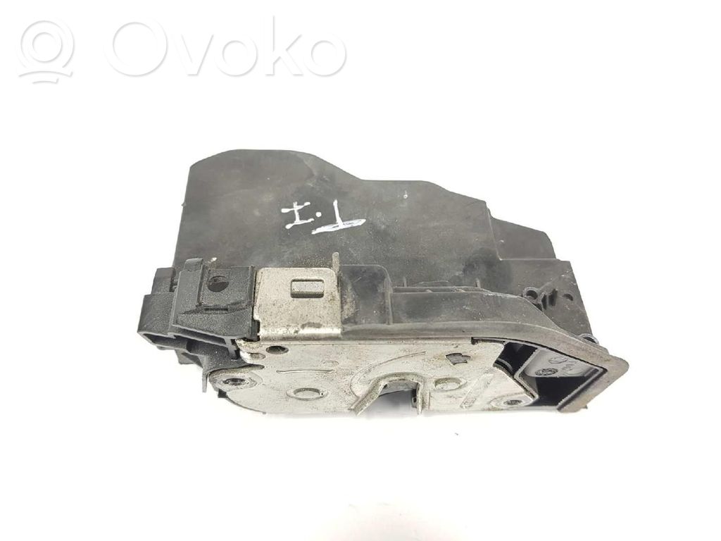 BMW 7 E65 E66 Aizmugurē slēdzene 