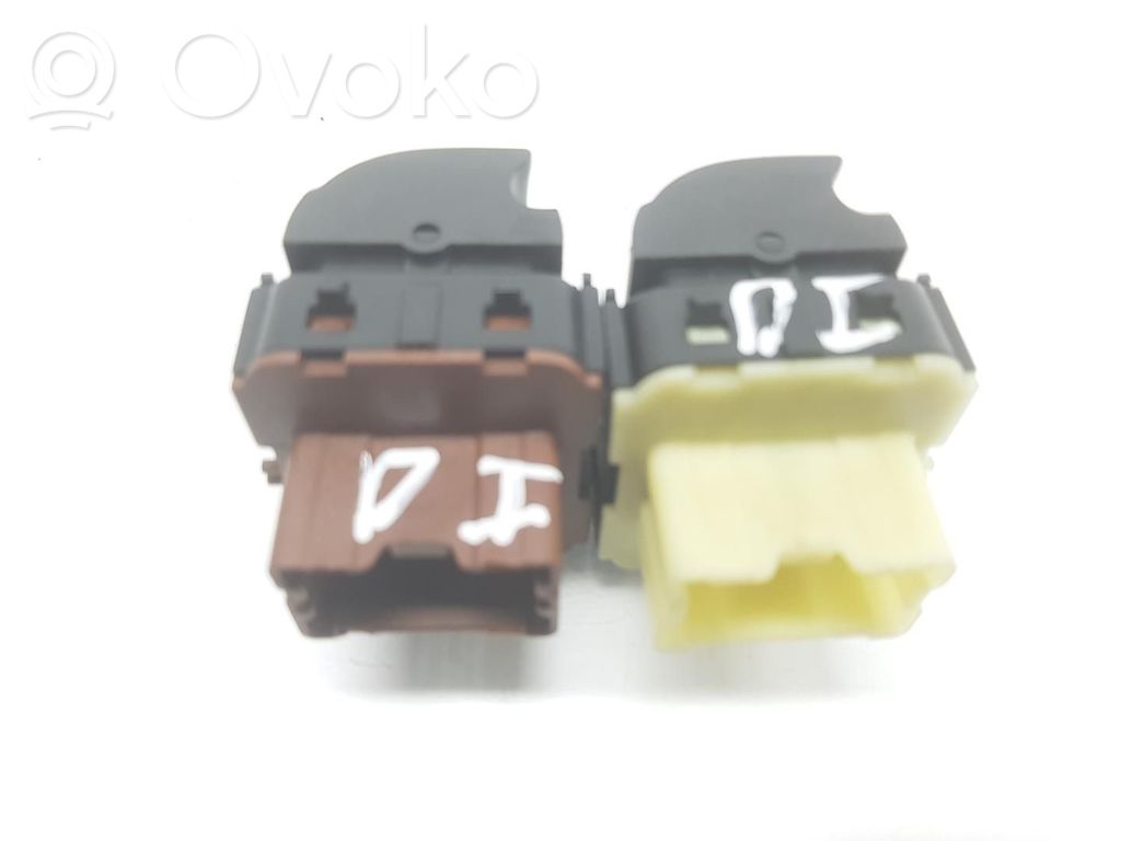 Renault Captur Electric window control switch 