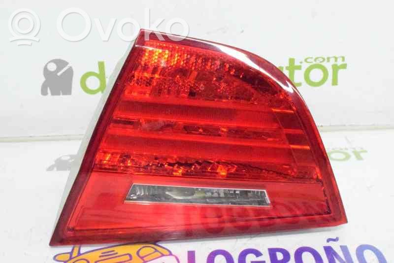 BMW 3 E90 E91 Aizmugurējais lukturis pārsegā 
