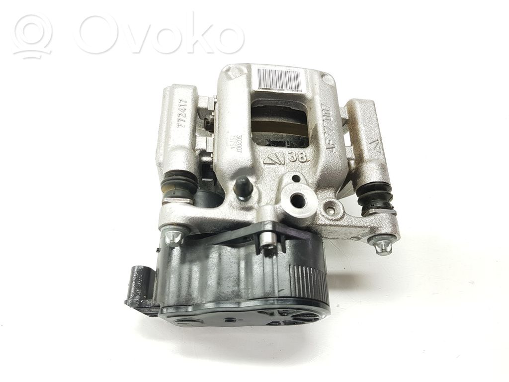 Opel Astra L Tylny zacisk hamulcowy 
