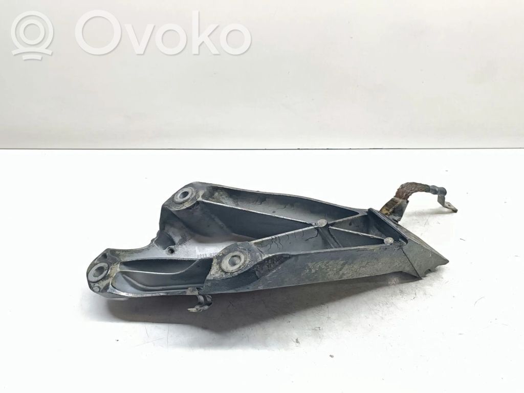 BMW X5 E70 Engine mounting bracket 