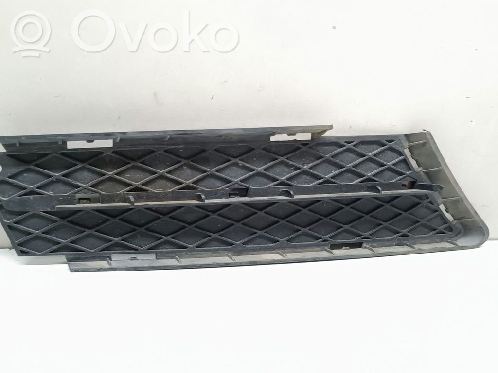 BMW 3 E90 E91 Grotelės apatinės (trijų dalių) 