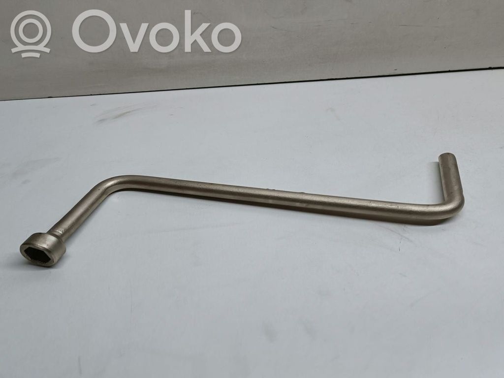 Clé à écrou de roue   6758731