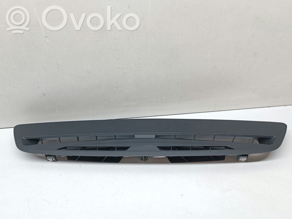 BMW 2 F46 Lango oro grotelės 