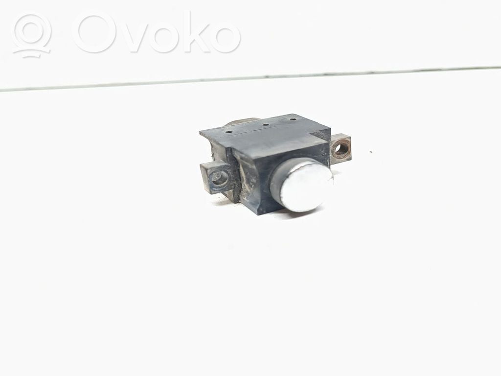 Uchwyt / Rączka otwierania klapy tylnej bagażnika   6902089