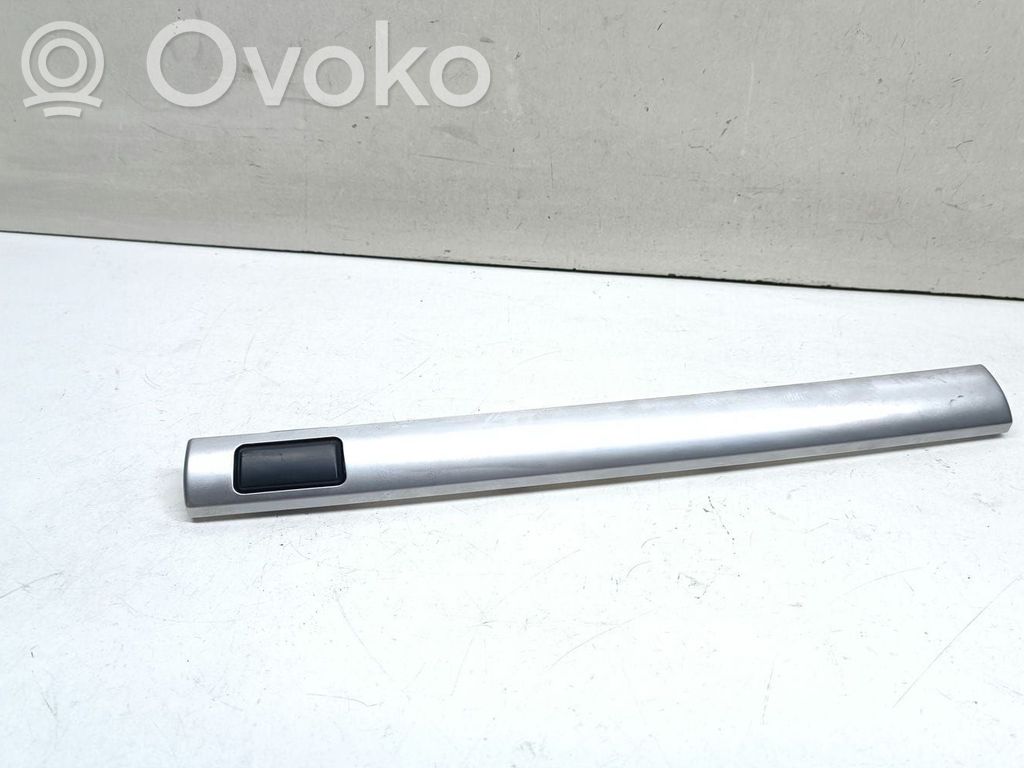 BMW X5 E70 Glove box opening button 