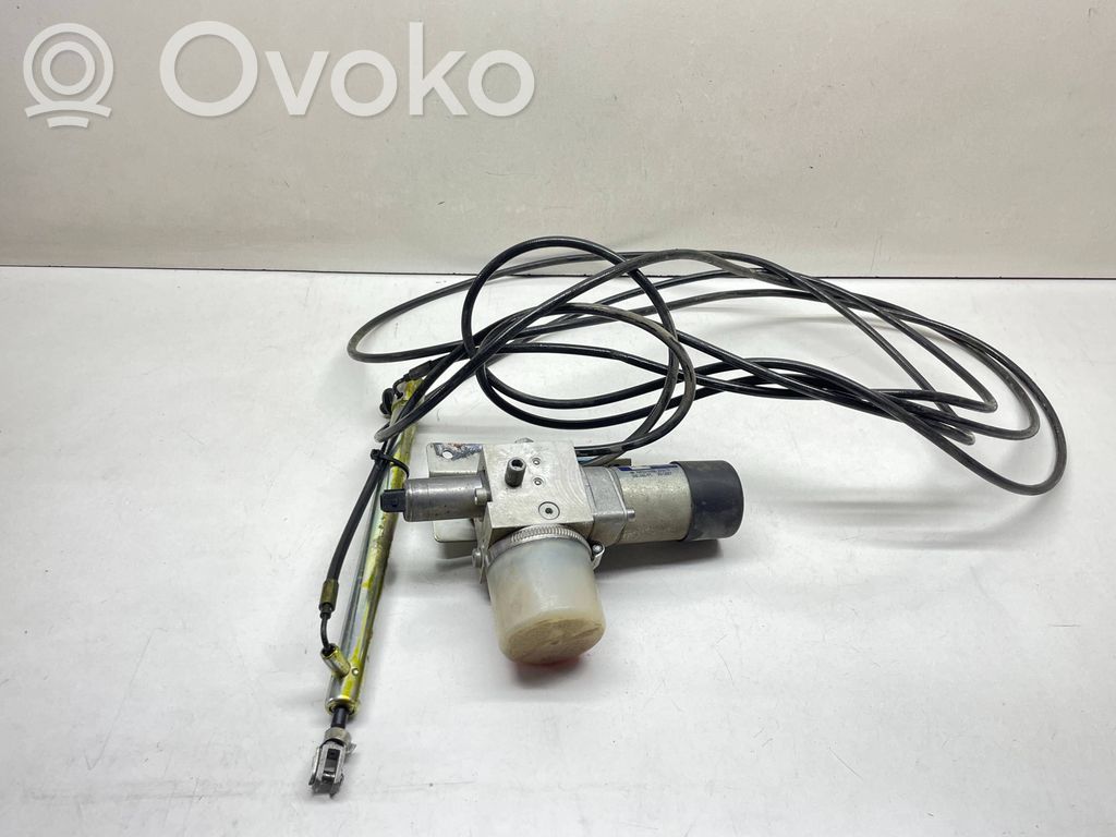 BMW 7 E65 E66 Aizmugurējā pārsega pievilcējs 