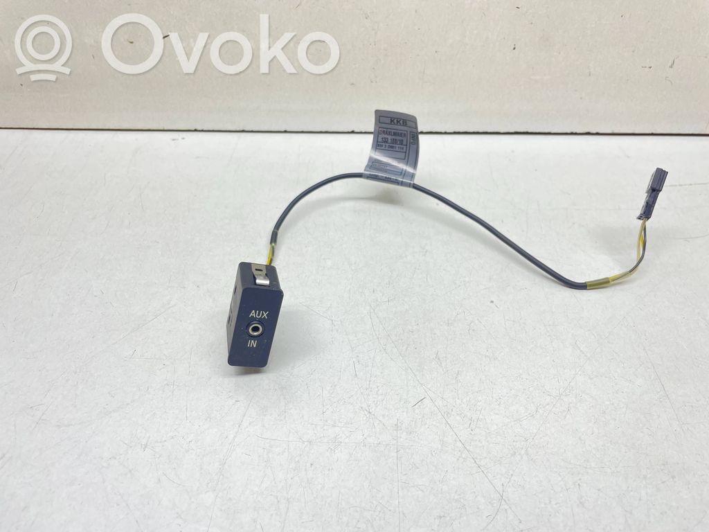 BMW 3 E90 E91 AUX in-socket connector 