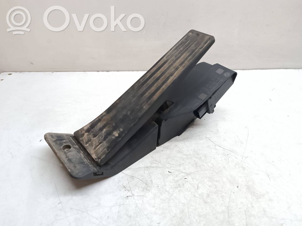 Accelerator throttle pedal   6770935,35426770935