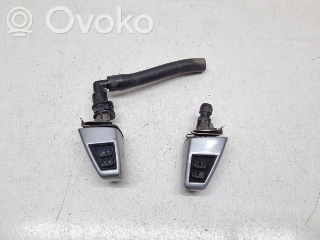 BMW X3 E83 Dysza spryskiwacza lampy przedniej 