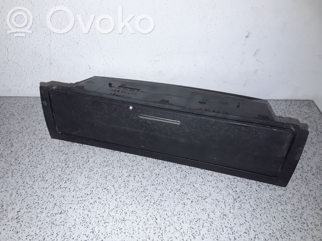 BMW 3 E46 Mantu nodalījums centrālā konsole 