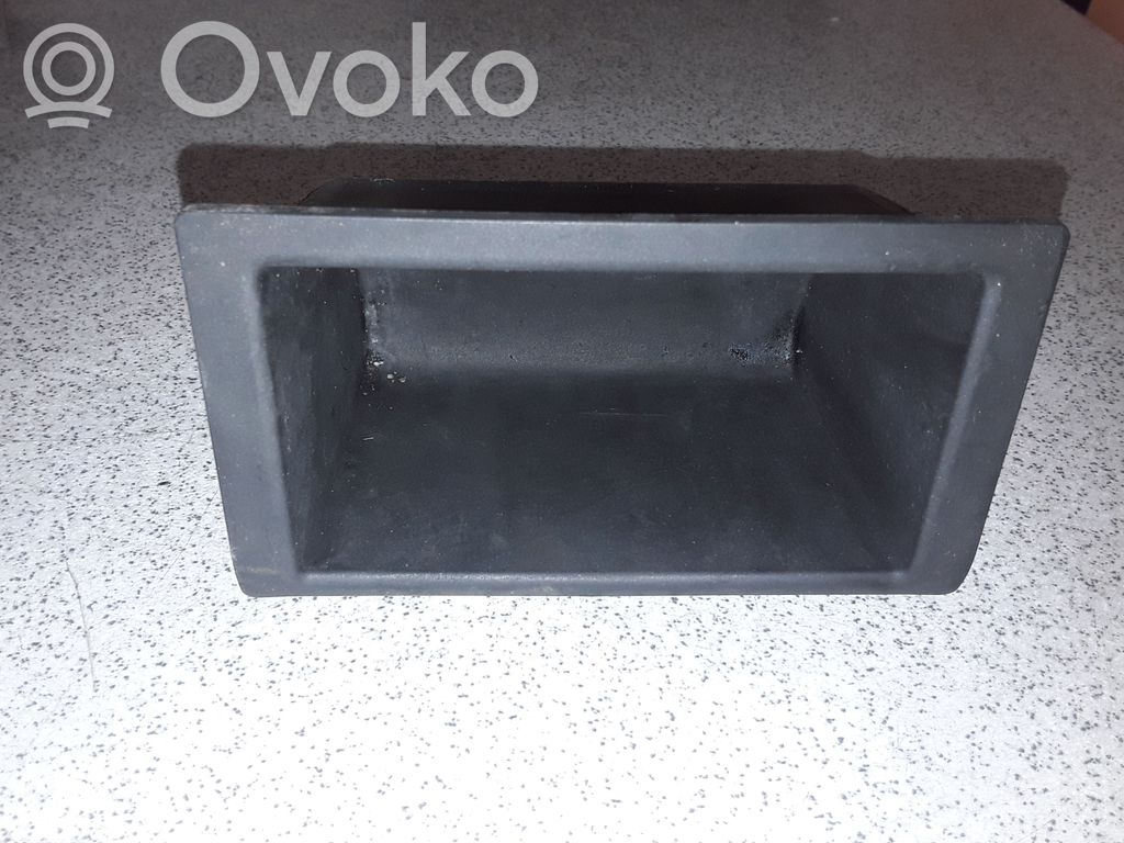 BMW 3 E46 Peleninė panelėje 