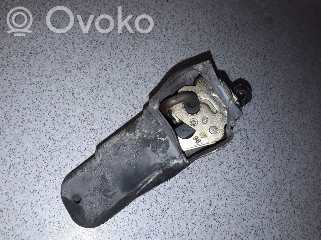 BMW 5 E39 Takaoven pidätin 