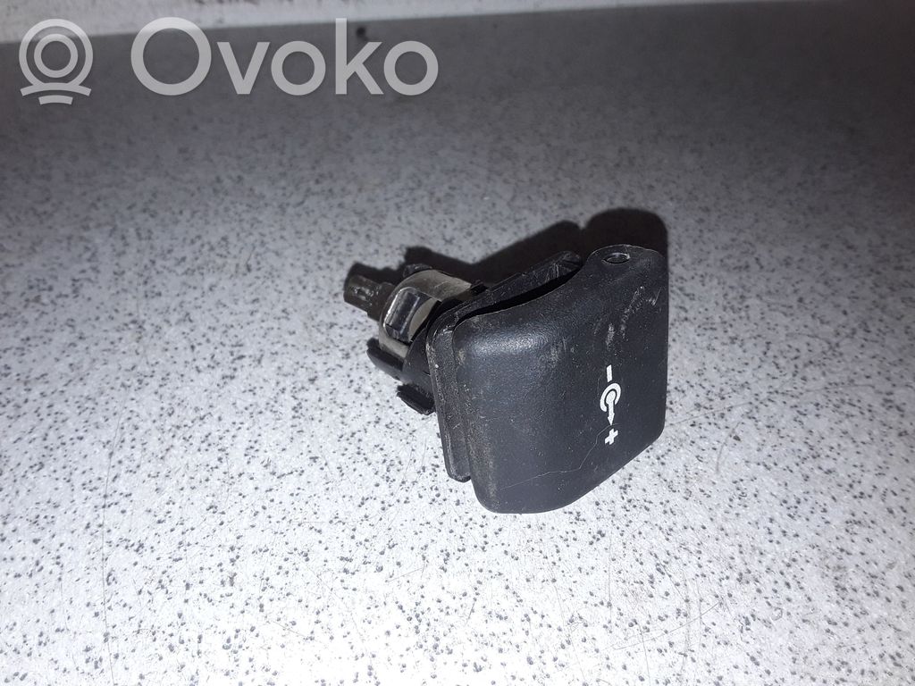 BMW 3 E46 12 V ligzda (priekšā) 