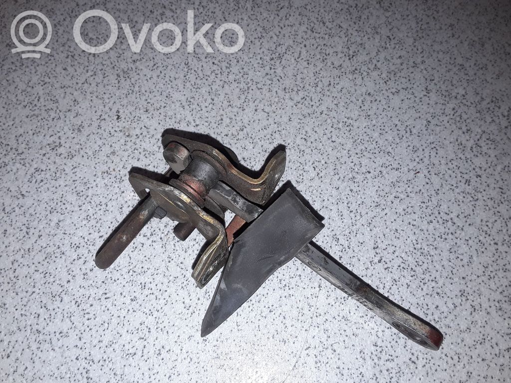 BMW 3 E36 Takaoven pidätin 