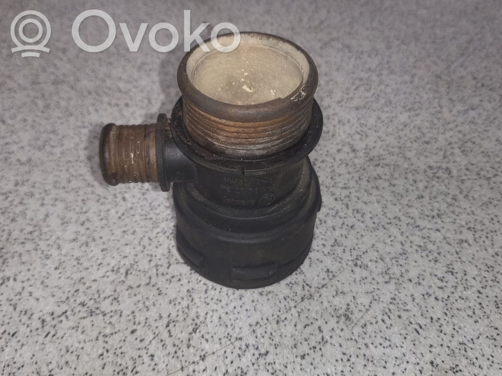 BMW 5 E39 Engine coolant pipe/hose 