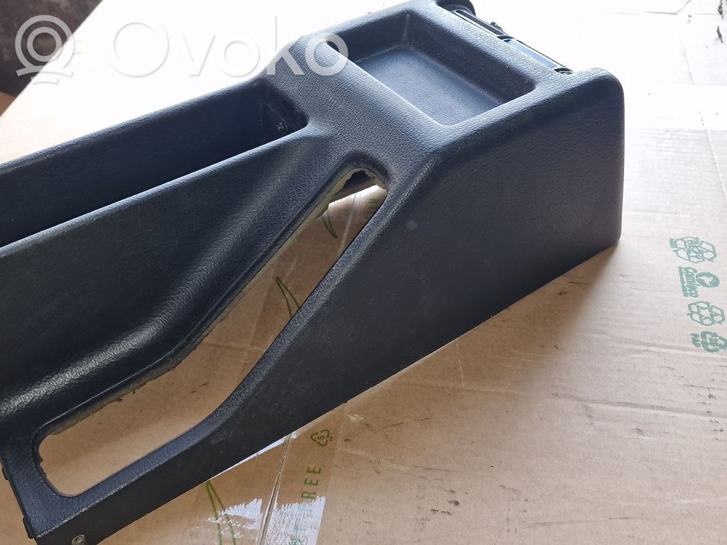 BMW 5 E34 Kita centrinė konsolės (tunelio) detalė 
