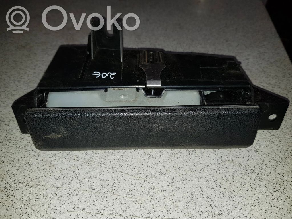 BMW 5 E34 Peleninė panelėje 