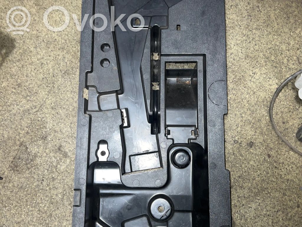 BMW 5 E34 Įrankių daiktadėžė 