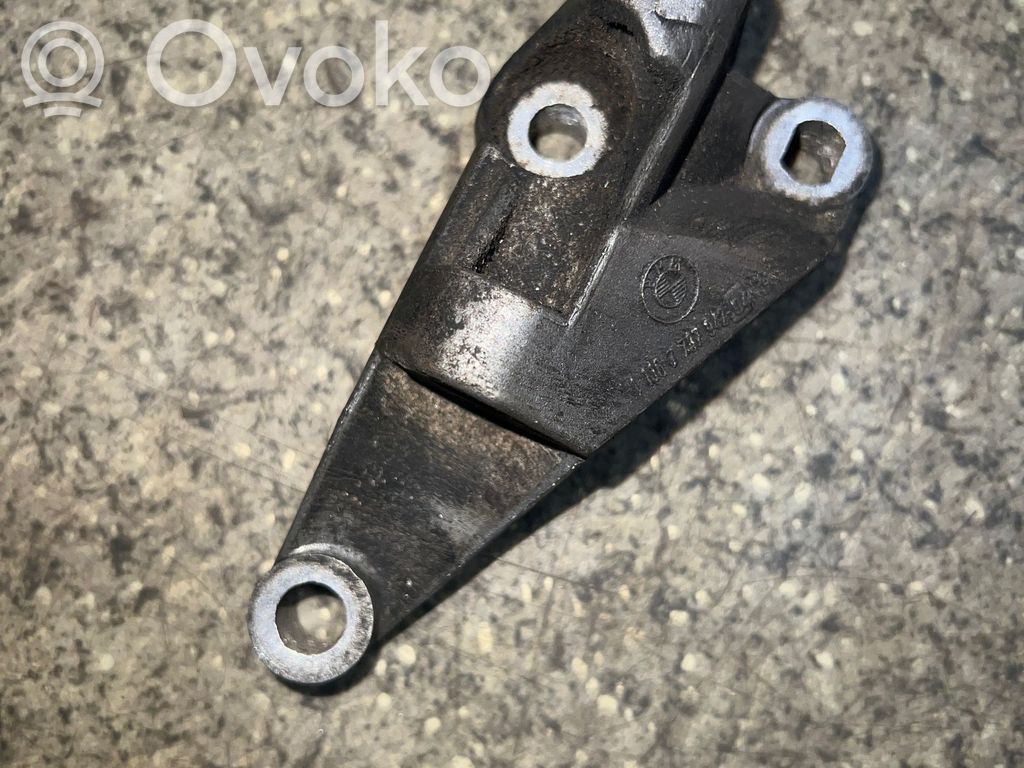 BMW 5 E39 Engine mounting bracket 
