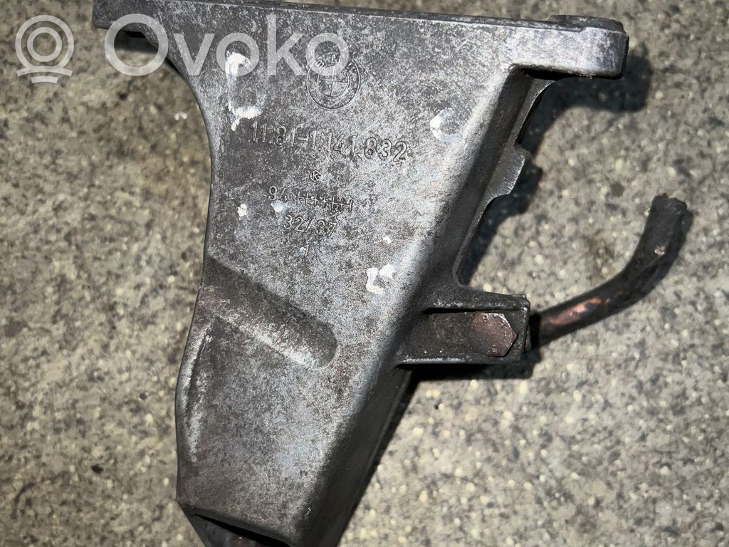 BMW 3 E36 Engine mounting bracket 