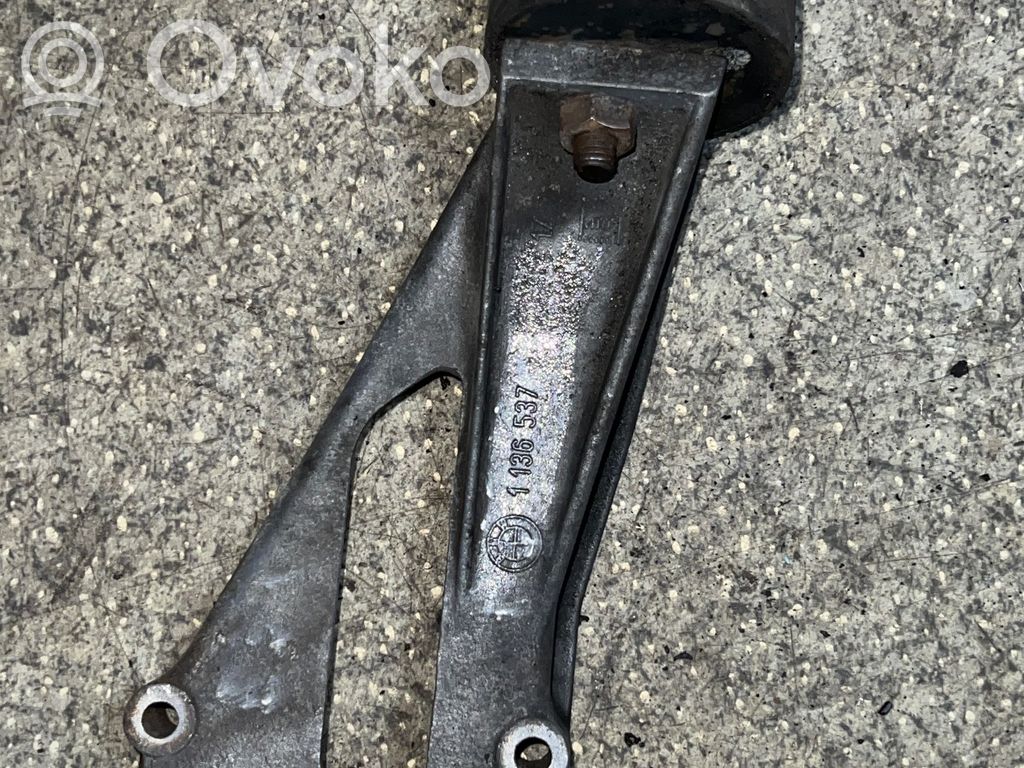 BMW 5 E34 Engine mounting bracket 