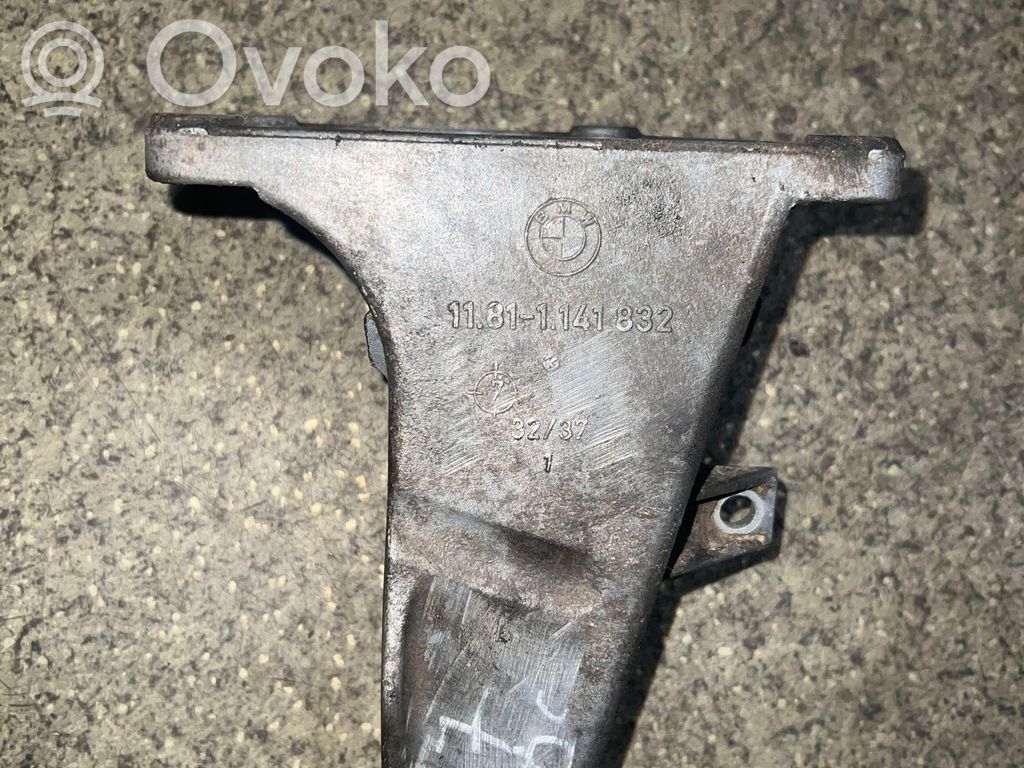 BMW 3 E36 Engine mounting bracket 