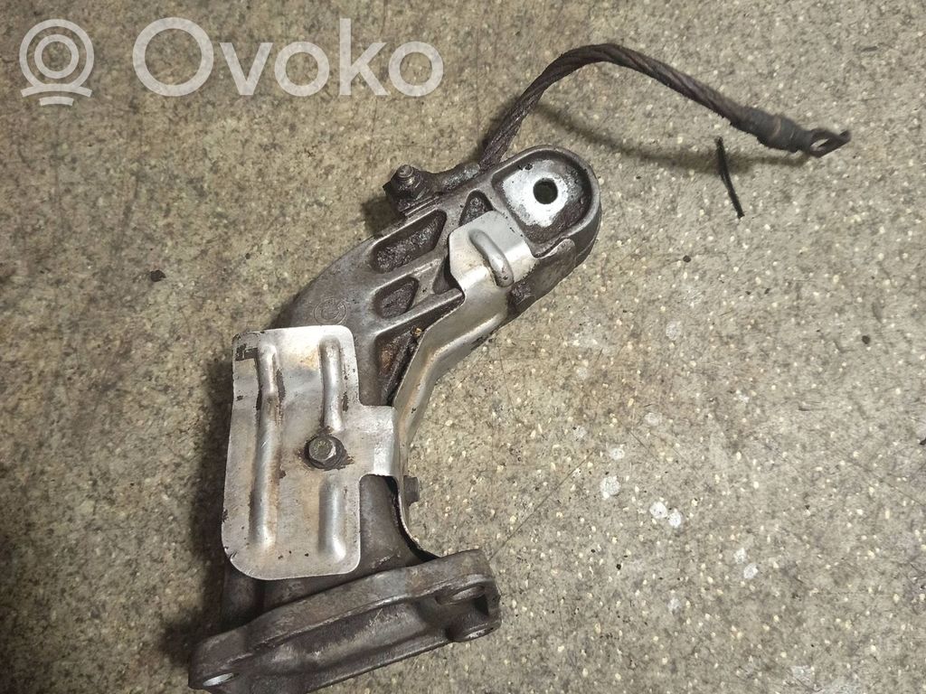 BMW 5 E34 Engine mounting bracket 