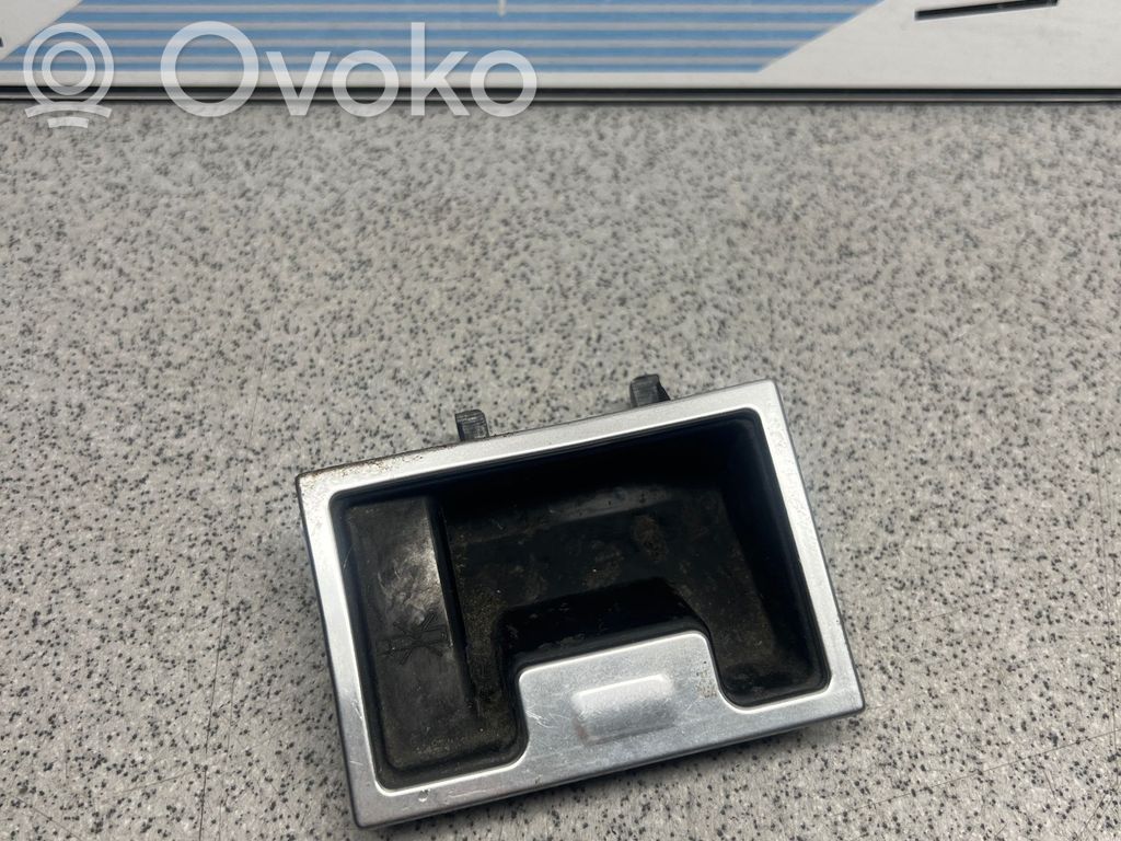 BMW 5 E60 E61 Peleninė panelėje 