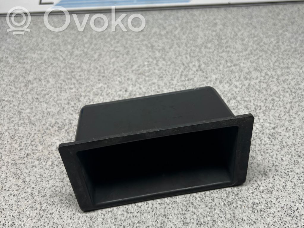 BMW 3 E46 Peleninė panelėje 