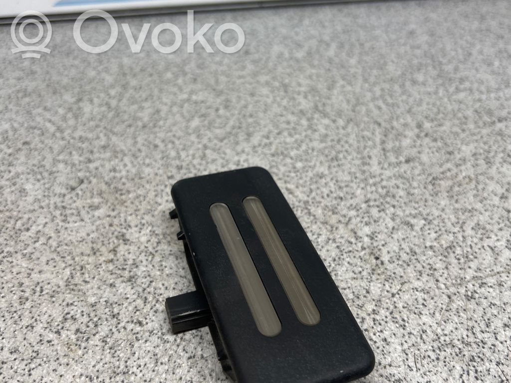Etuistuimen valo   6920187