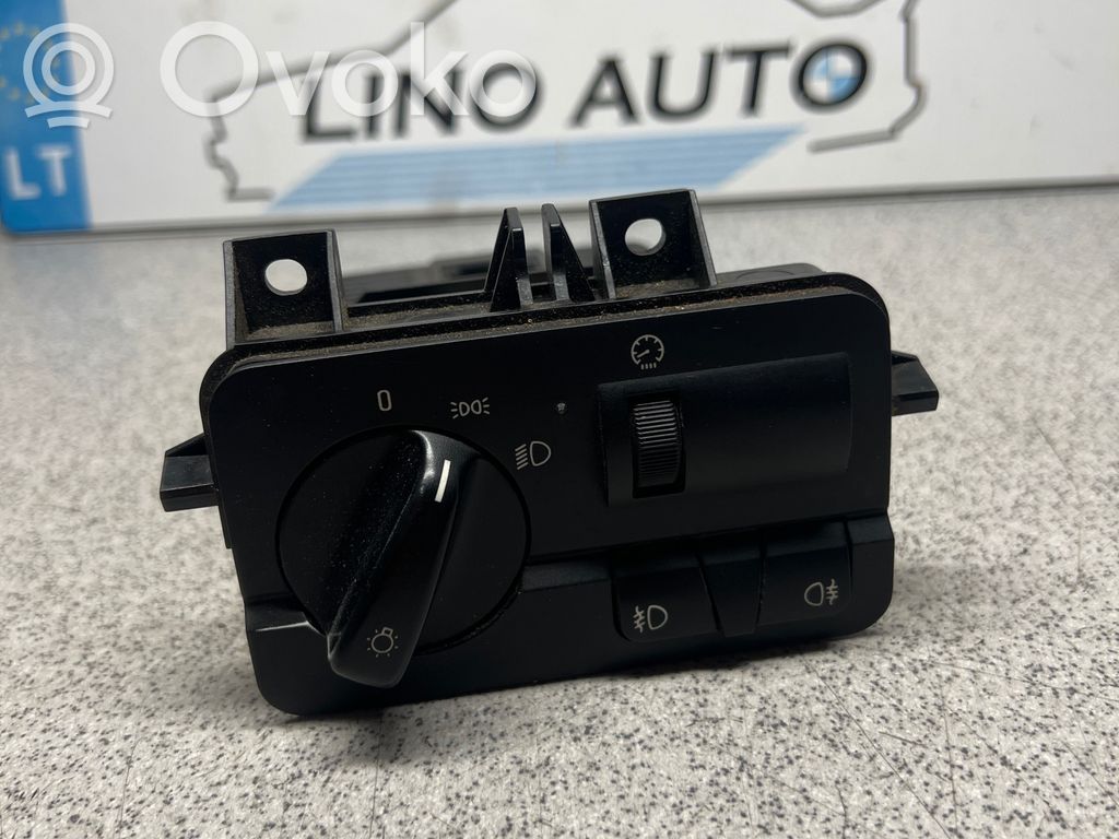 Light switch   6907948