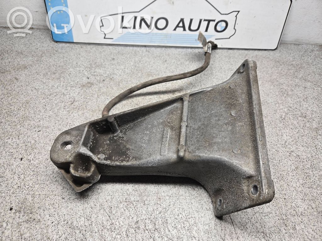 BMW 5 E39 Engine mounting bracket 