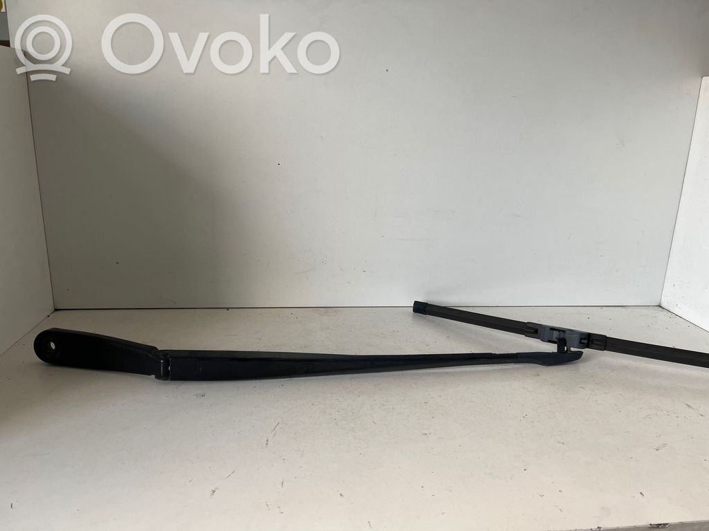 BMW 5 F10 F11 Priekinio stiklo valytuvų kojelė 