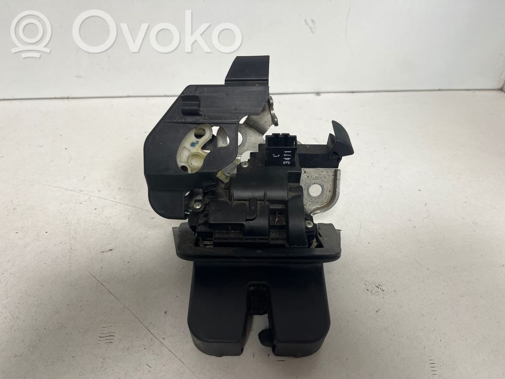 Loading door lock