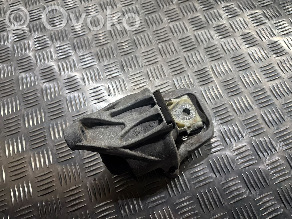 Engine mount bracket   8W0199372CD