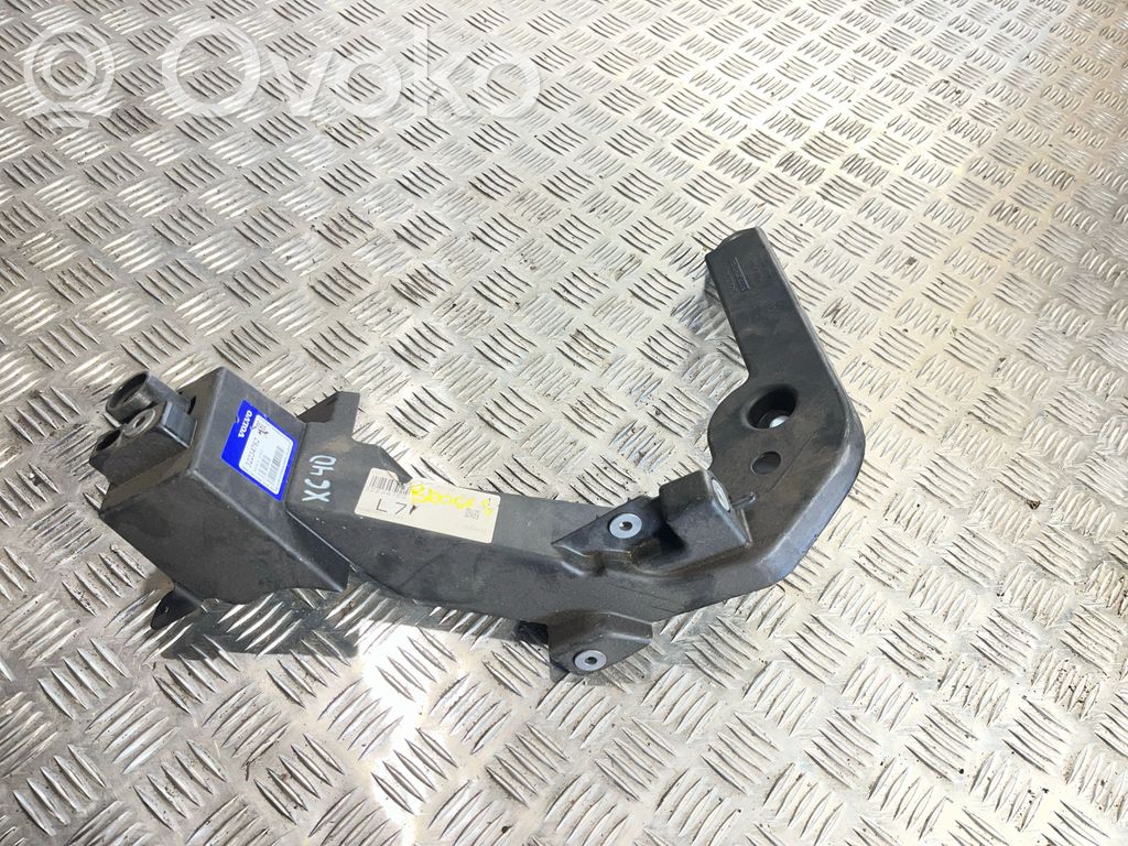 Volvo XC40 Uchwyt / Mocowanie błotnika przedniego 