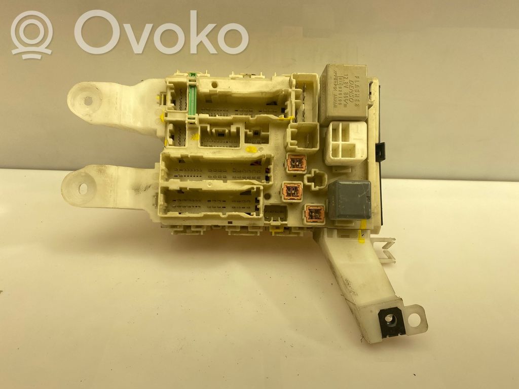 Toyota Auris 150 Ramka / Moduł bezpieczników 