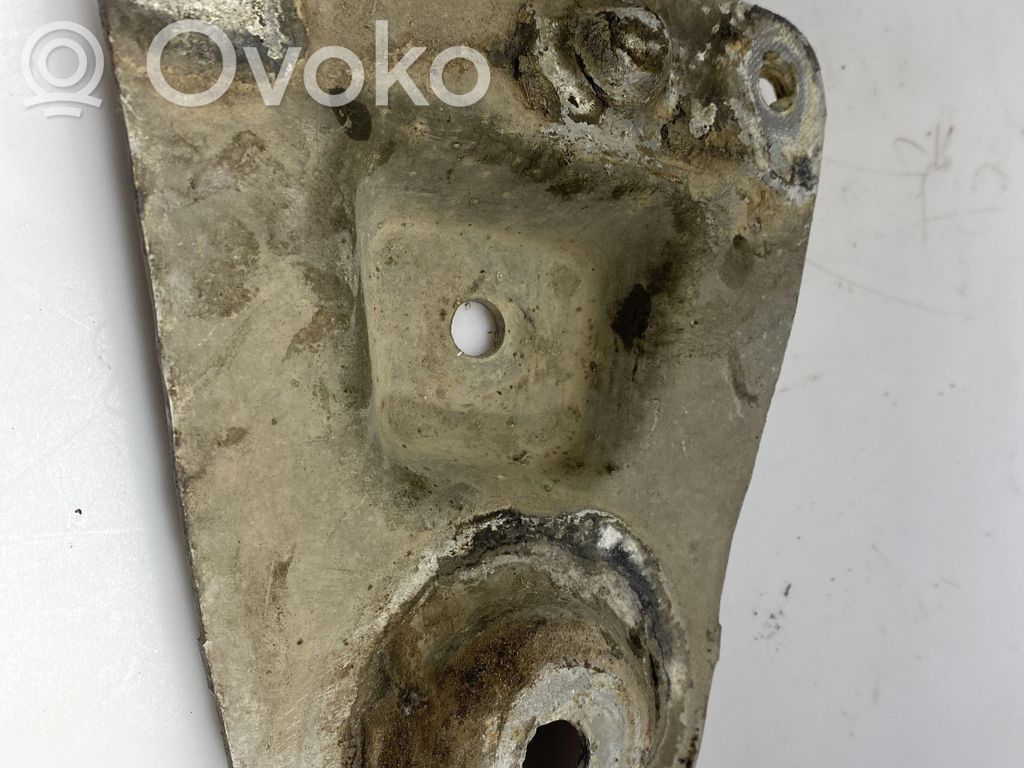 Audi A4 S4 B5 8D Engine mounting bracket 