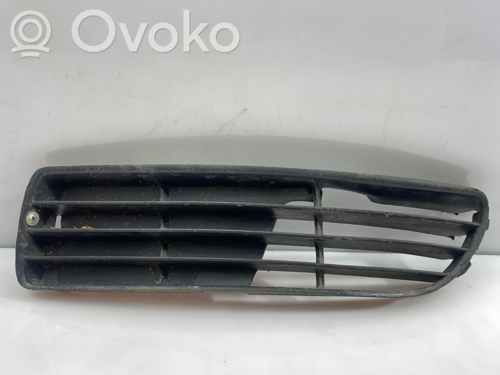 Audi A4 S4 B5 8D Etupuskurin alempi jäähdytinsäleikkö 