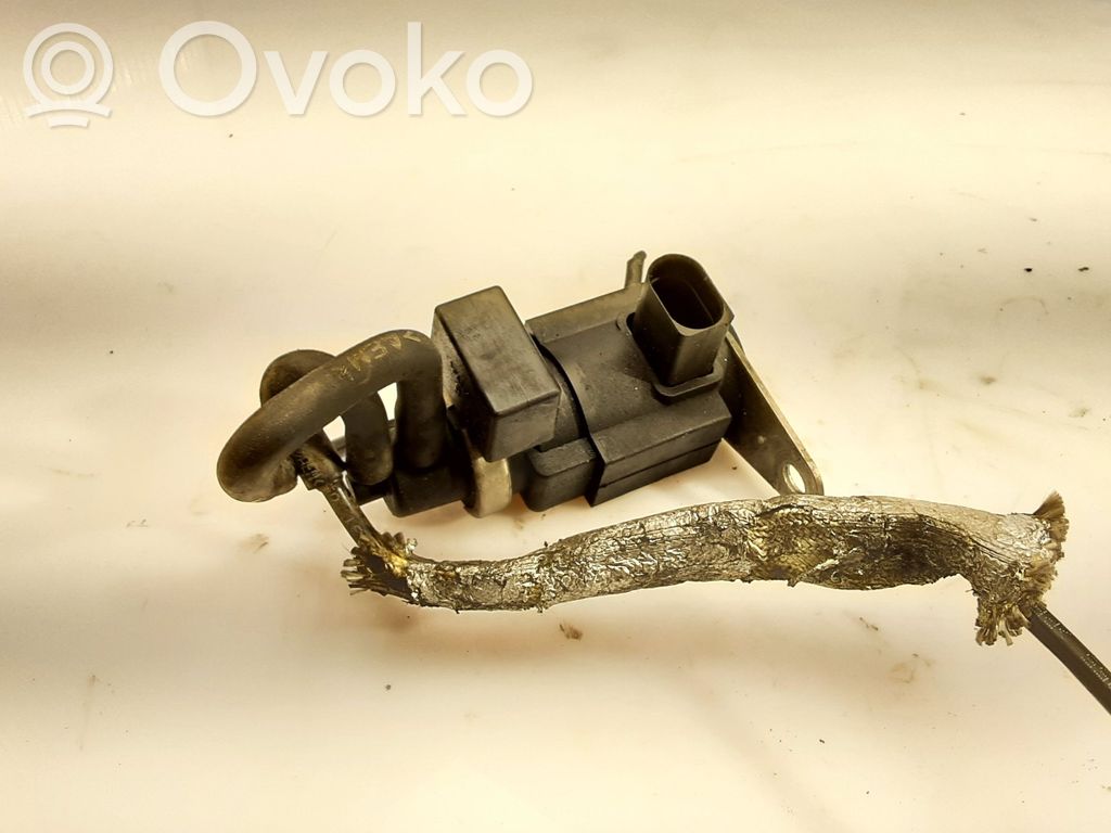 Electroválvula del turbo   057906630A