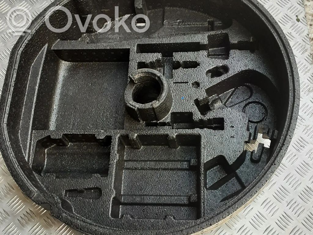 Audi A4 S4 B7 8E 8H Moldura de la rueda de repuesto 