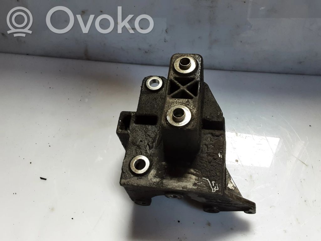Audi A8 S8 D3 4E Ohjaustehostimen pumpun kannake 