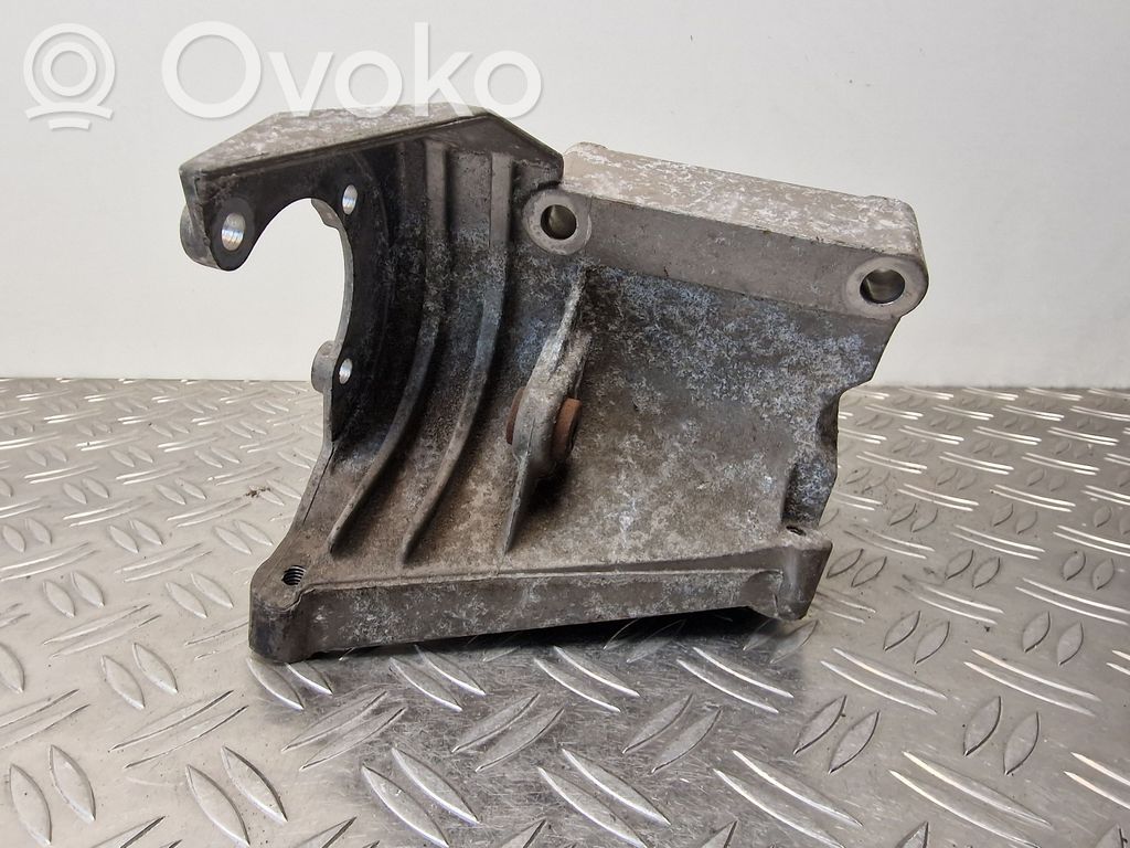 Audi A8 S8 D3 4E Engine mounting bracket 