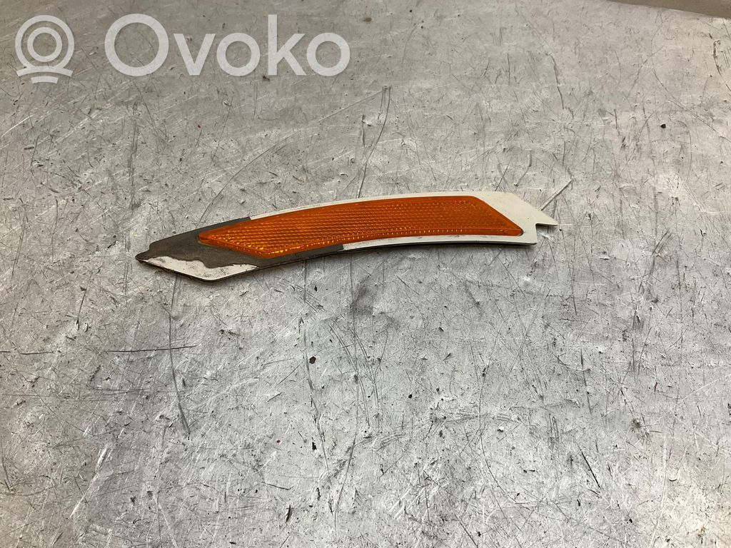 Priekšpusē atstarotājs   7205397,01002401