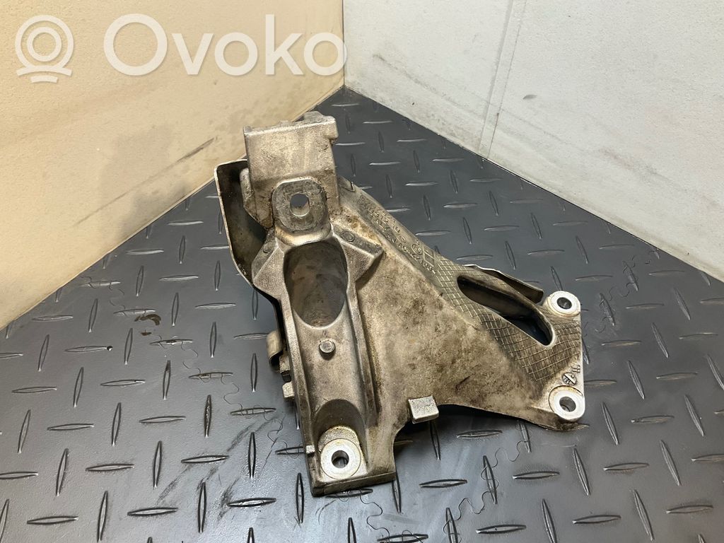 Engine mounting bracket   6797921,42100